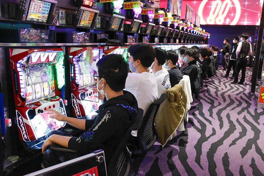 パチスロファンがスマスロ島に集結