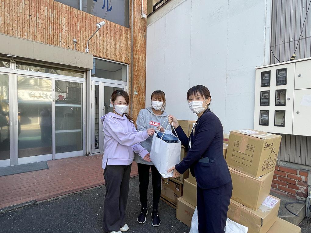 ユーコーラッキーグループが子ども服734点を寄贈