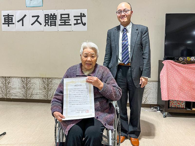 マルハンが5施設に車椅子寄贈