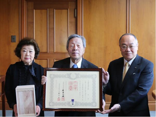 マルハンの韓会長が紺綬褒章を受章