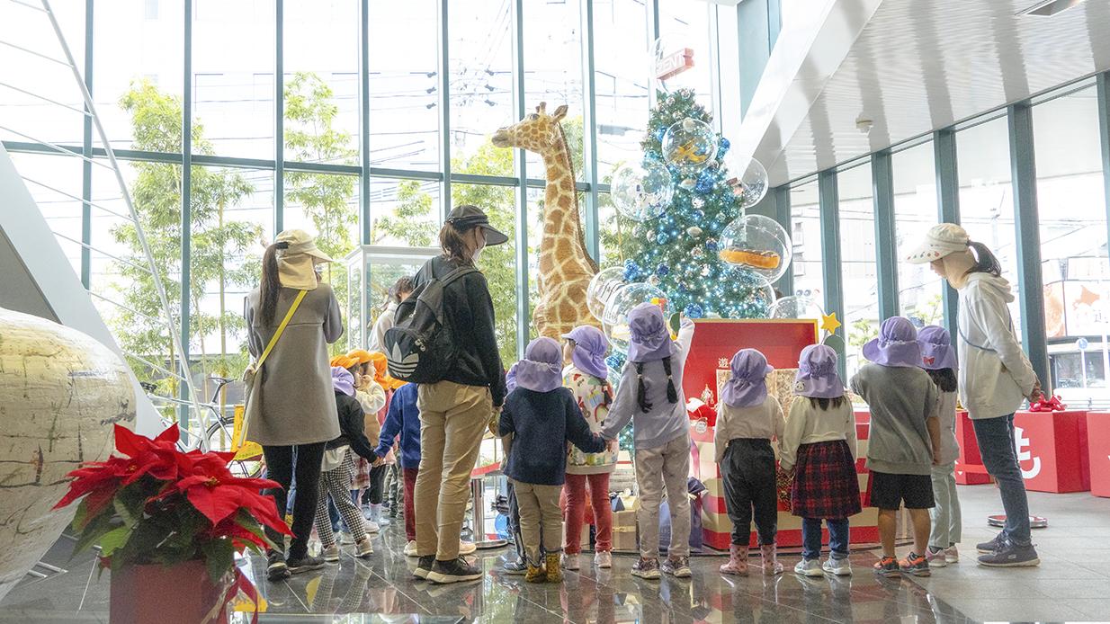 本社ロビーのウィンターツリーを近隣園児が観覧|善都