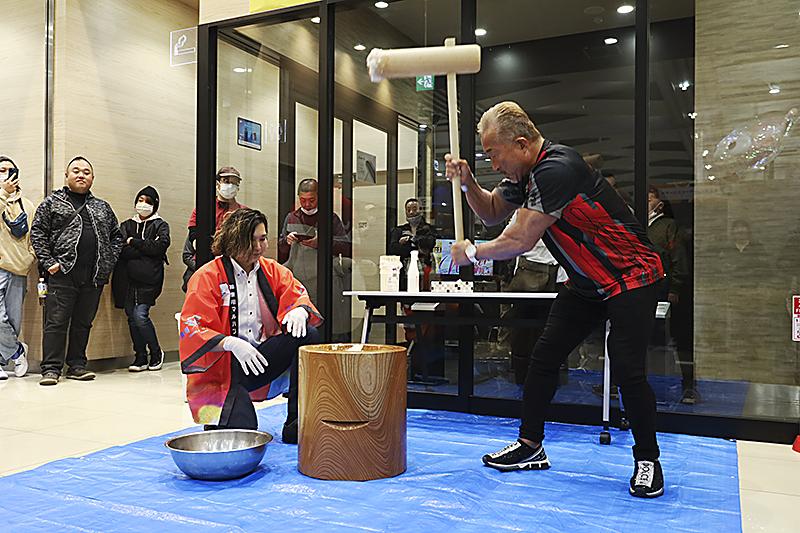 角田信朗さんがファンと餅つき