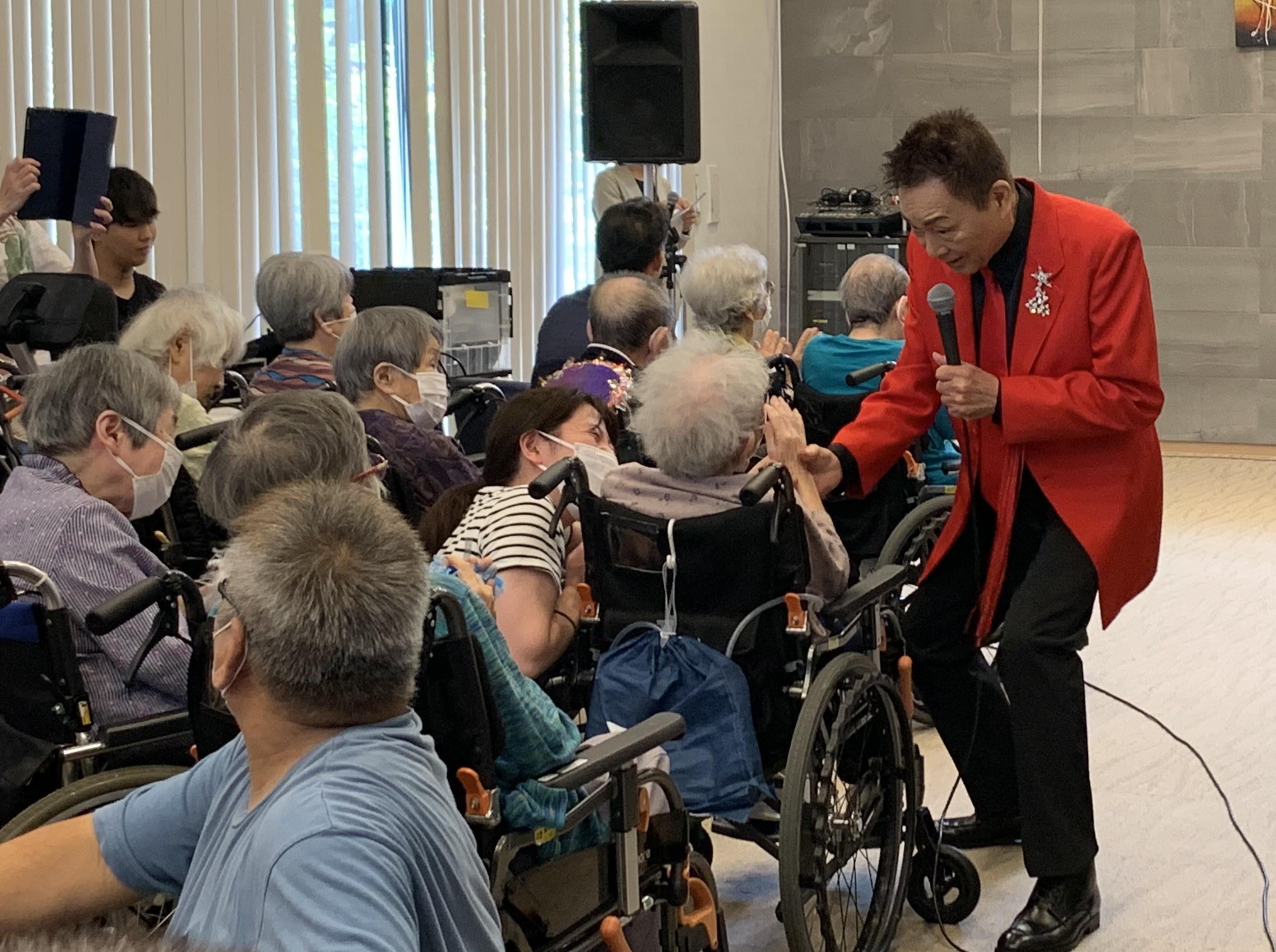 錦野旦さんが老人ホームでトーク&ライブ|大分県遊協